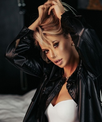 Мои услуги включают эротический массаж, классический секс, оральный секс, анальный секс и многое другое. У тебя есть фантазии? Я помогу тебе их осуществить. Я знаю, как исполнить самые сокровенные желания и подарить тебе нежность и страсть. Мои умелые руки и чувственное тело обеспечат тебе максимальное наслаждение. Обо мне говорят только лестные отзывы, поэтому не упусти возможность провести время со мной. Живу в Москве, так что давай встретимся и создадим моменты, о которых будешь мечтать снова и снова. Посмотри мои фото - они подтвердят мою красоту и сексапильность. Жду тебя, чтобы сделать тебя счастливым 💋💦. 2659, 25 лет